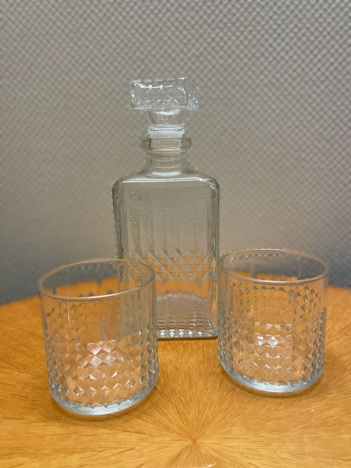 Carafe vintage whisky and its 2 glasses