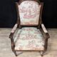 Paire de fauteuils Louis XVI en noyer, tissu toile de Jouy