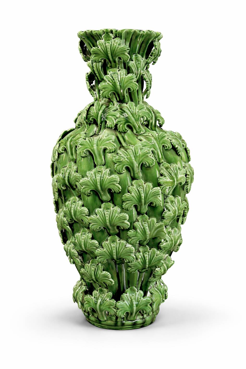 Large green vase from Manises with a leaf design.