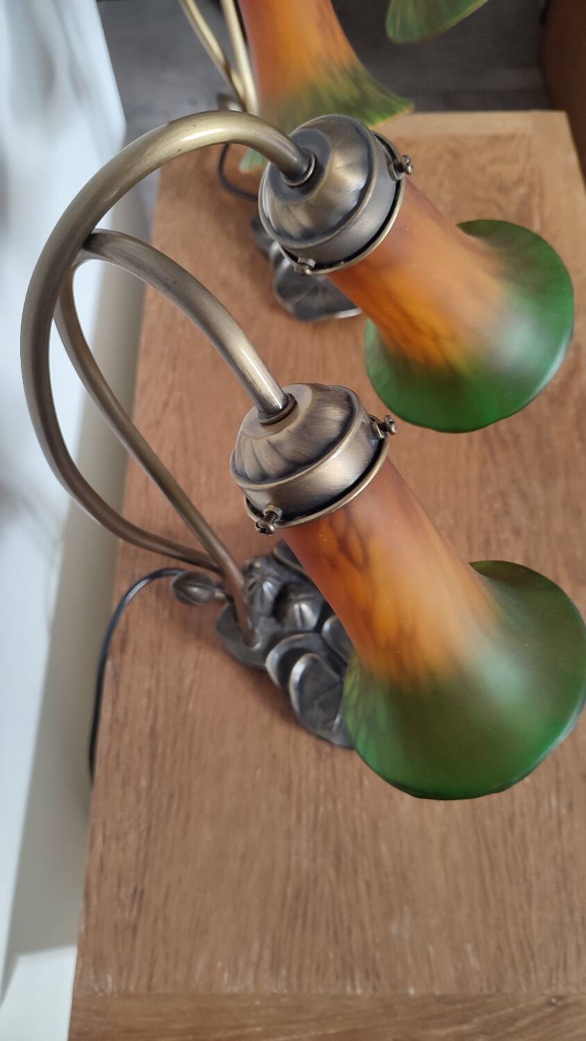 Deux lampes nénuphar en laiton et verre