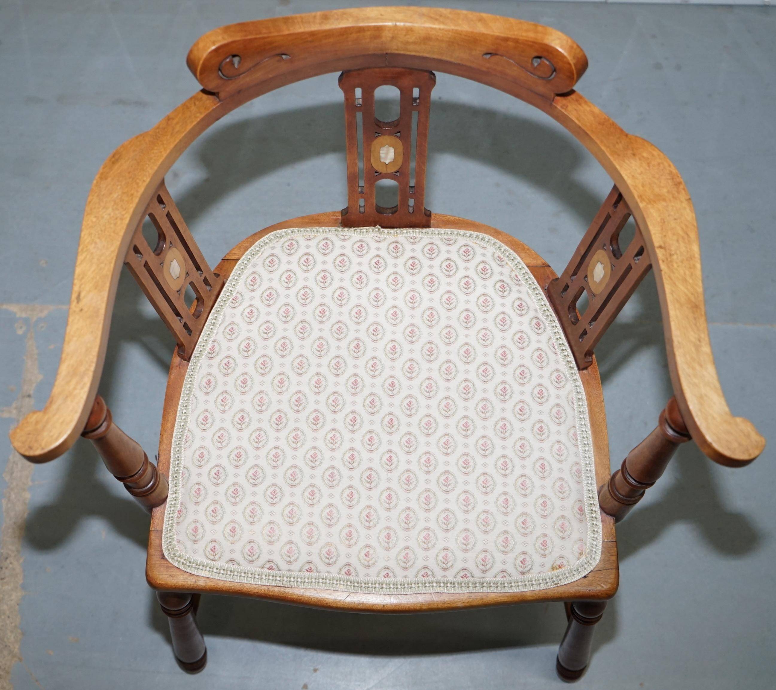Chaise en noyer Edwardian à dossier courbé avec incrustation de nacre style Arts and Crafts