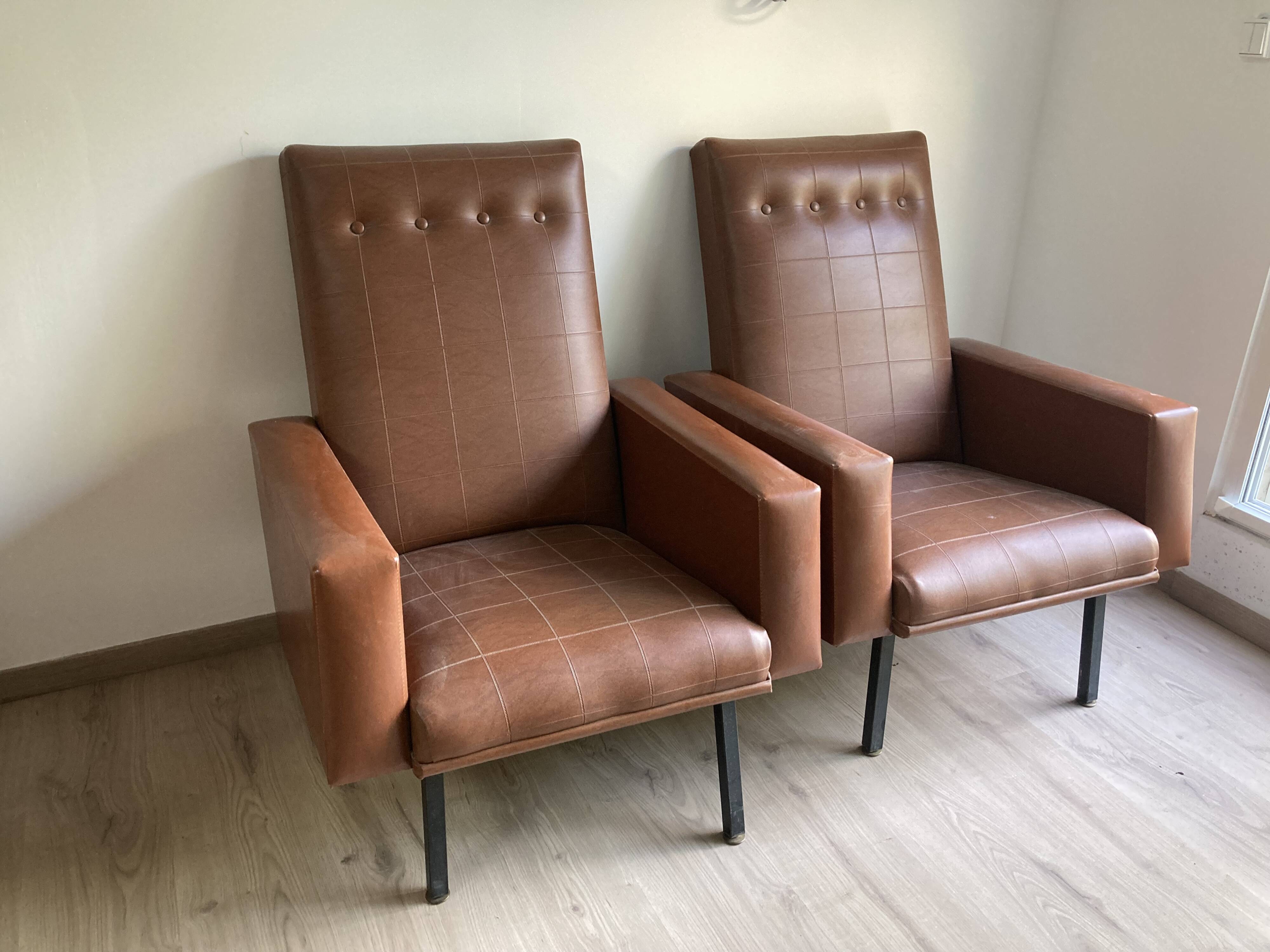 Paire de fauteuils en skai marron vintage annees 50