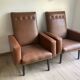 Paire de fauteuils en skai marron vintage annees 50