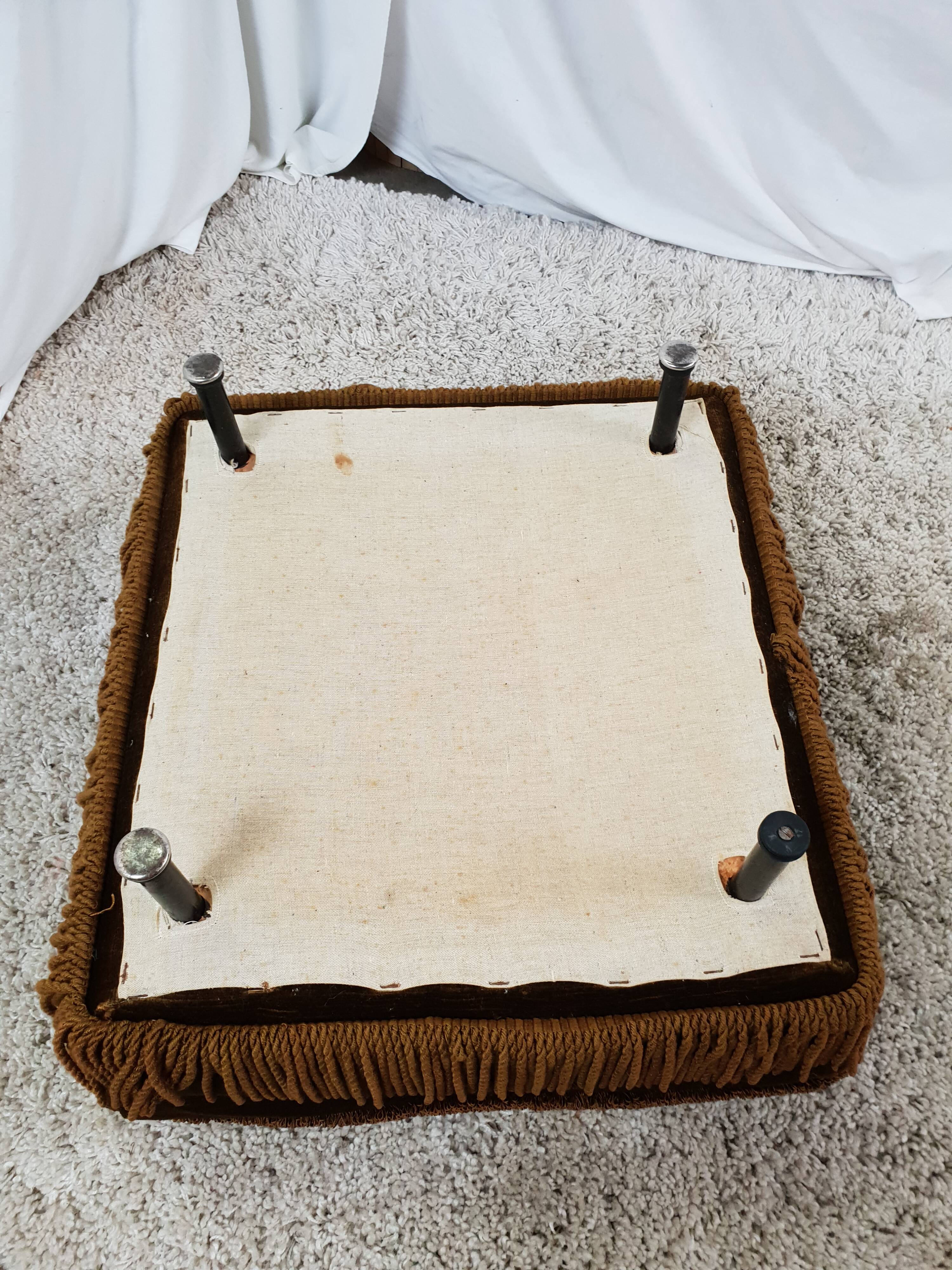 Pouf in green velvet