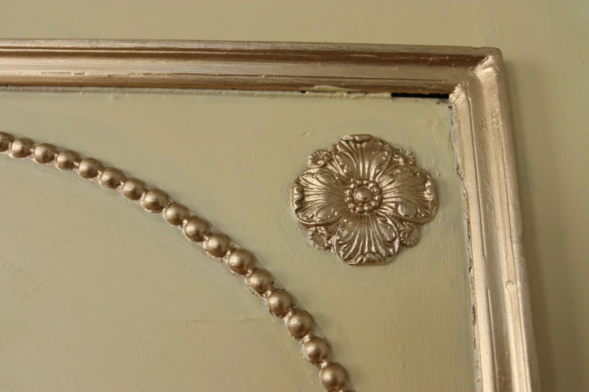 Louis XVI-style trumeau mirror with urn and dolphins – painted and gilded