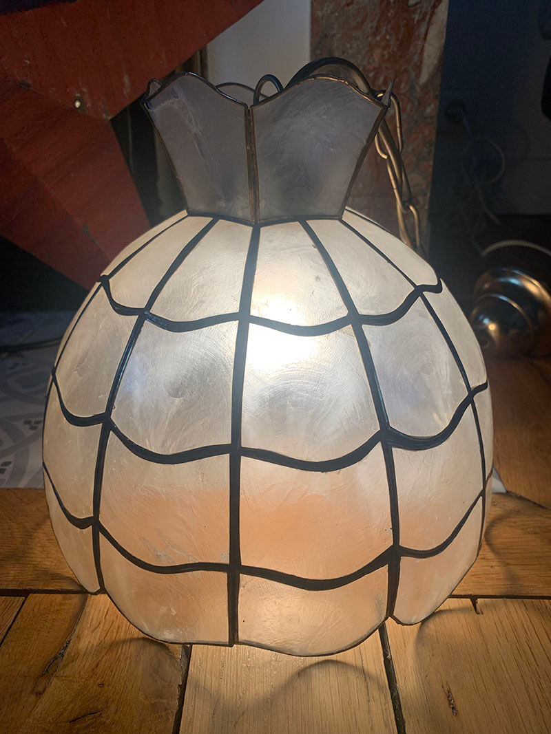 Mother-of-pearl and brass suspension