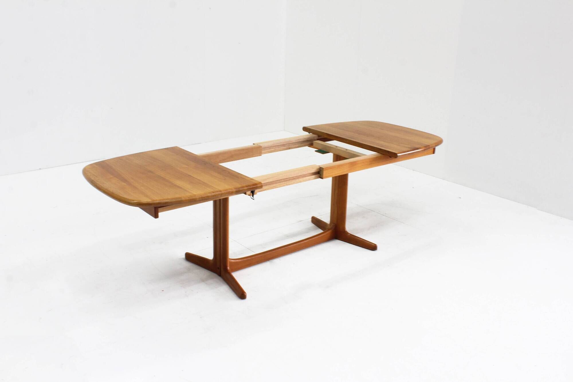 Table à manger ovale extensible vintage danoise en teck massif des années 1960
