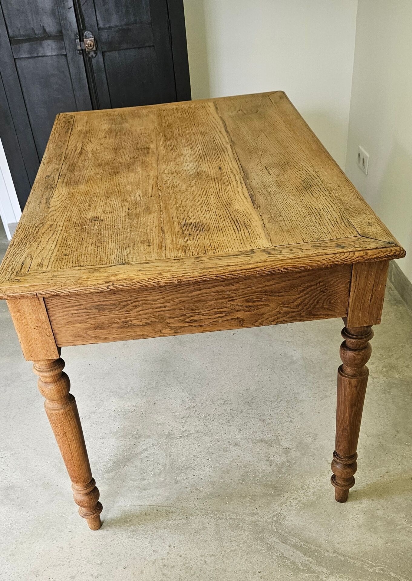 Farmhouse table, solid oak wood, raw finish, shell handles, for 6 people.