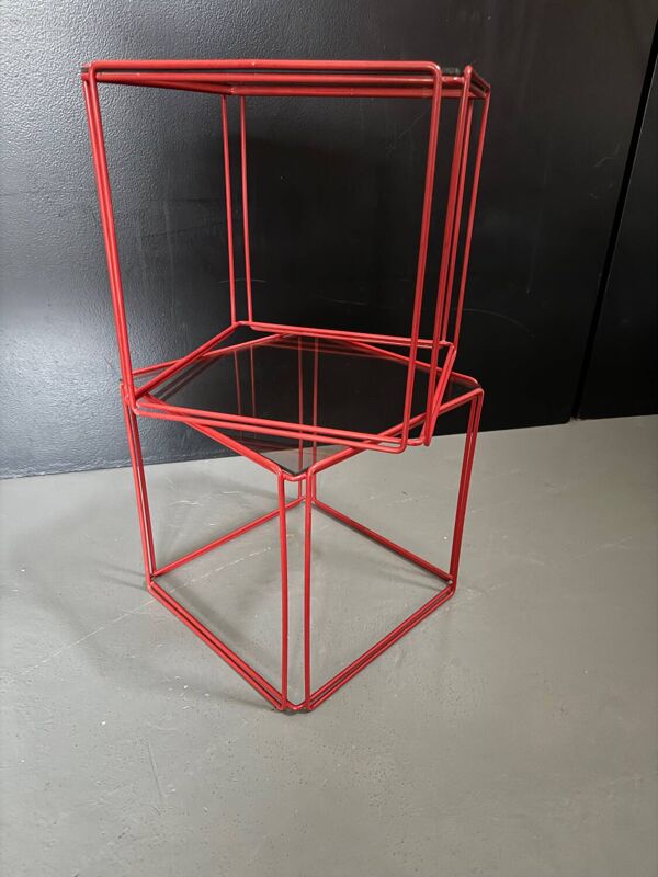 2 tables d'appoint, chevets cubes en métal filaire rouge et verre