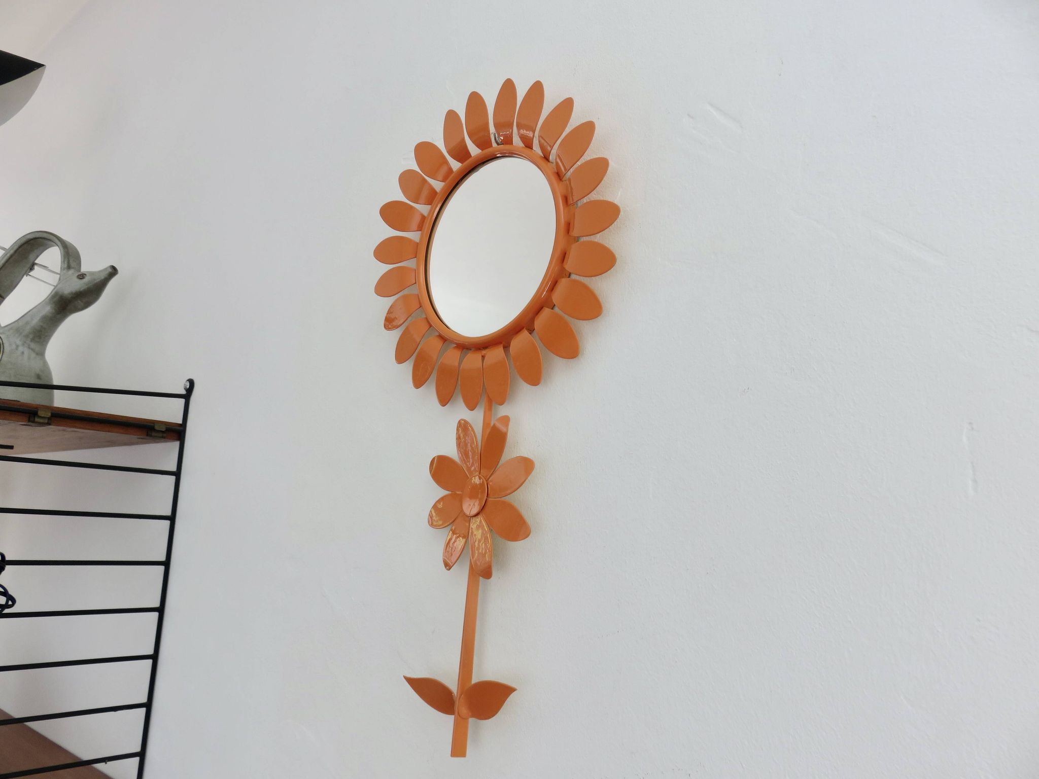 Grand miroir "fleur" 1970 en métal orange