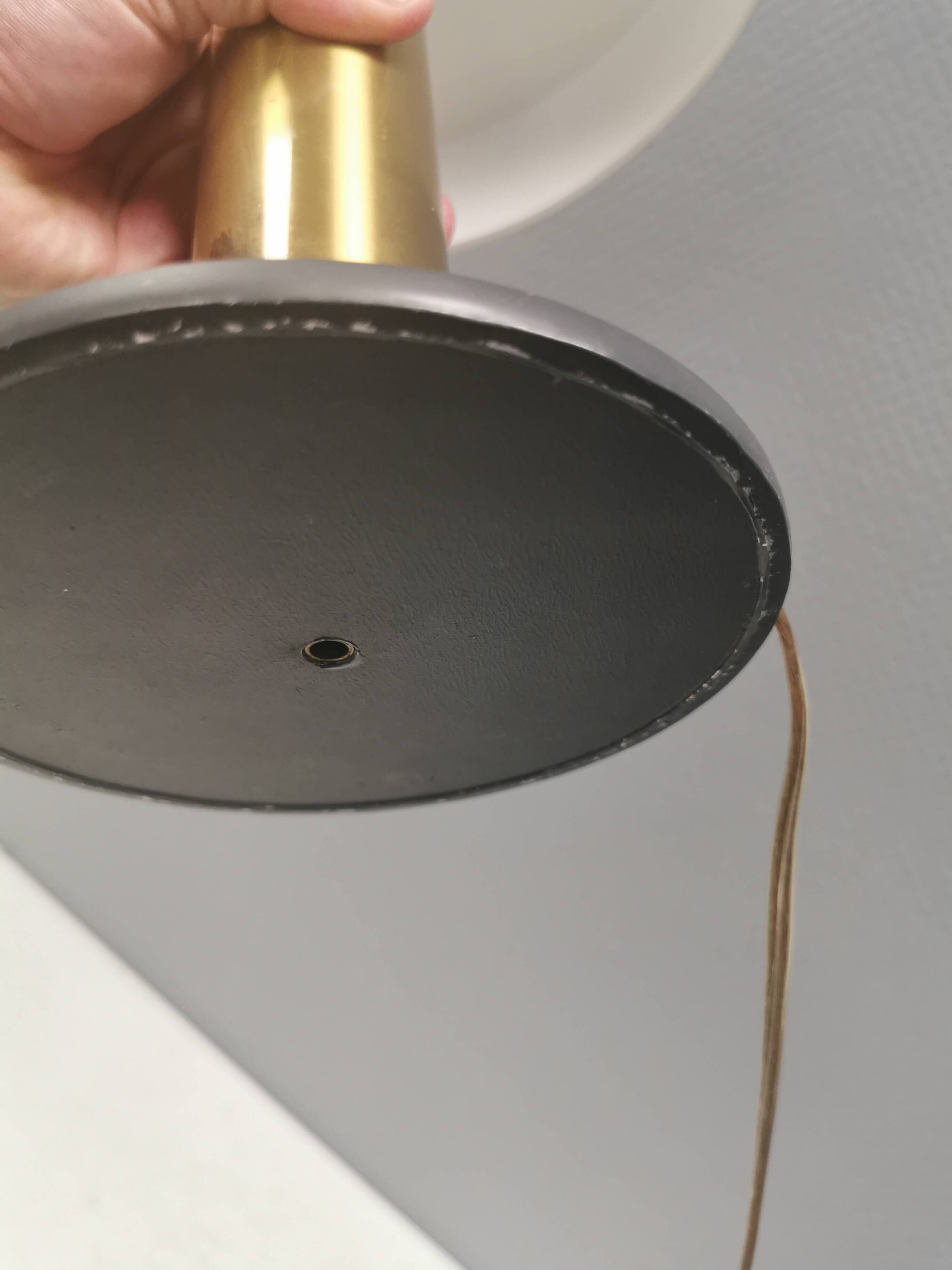 Lampe de table danoise avec une base en laiton massif et un abat-jour en métal laqué gris.