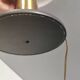 Lampe de table danoise avec une base en laiton massif et un abat-jour en métal laqué gris.