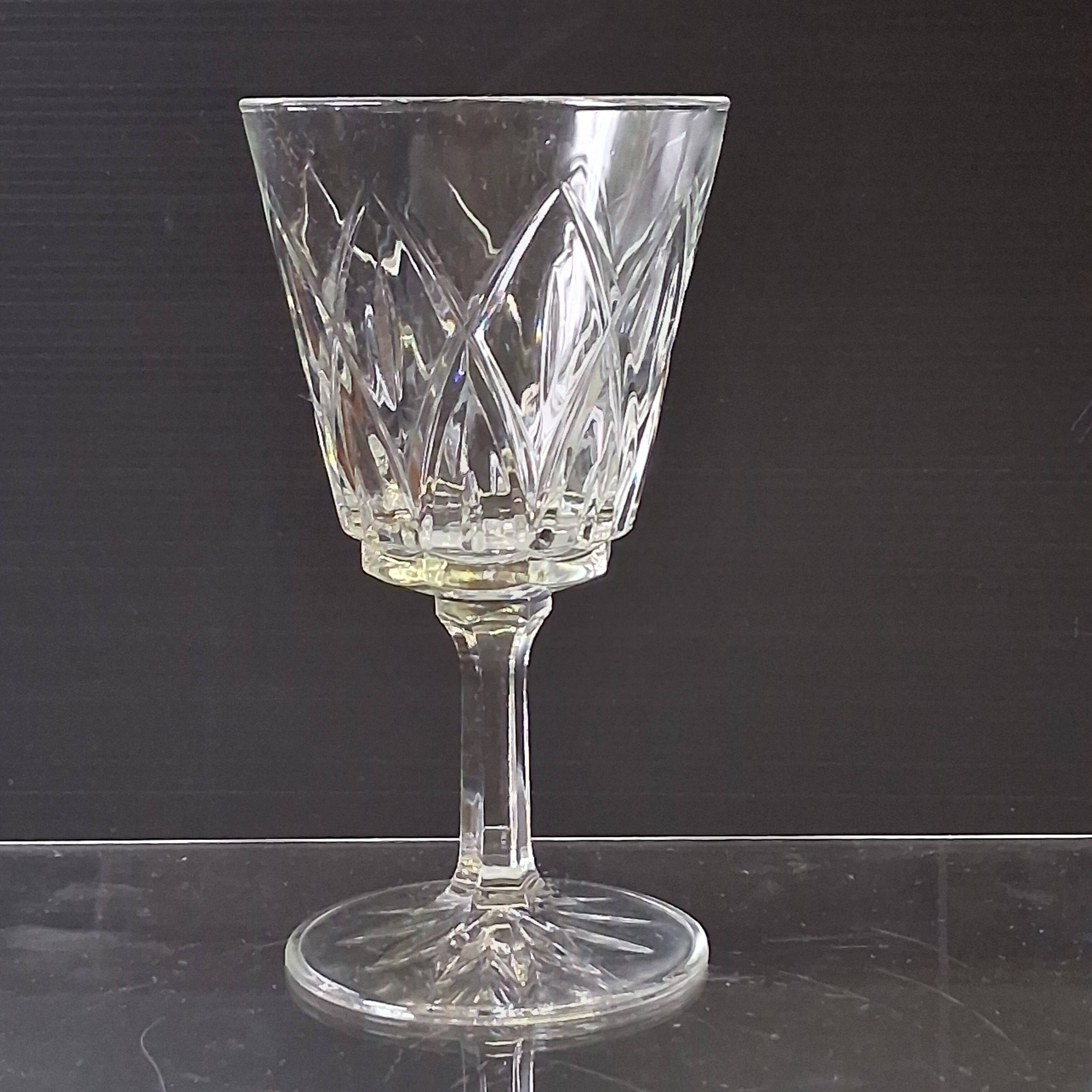 6 large wine glasses in semi-crystal from VMC in good condition.