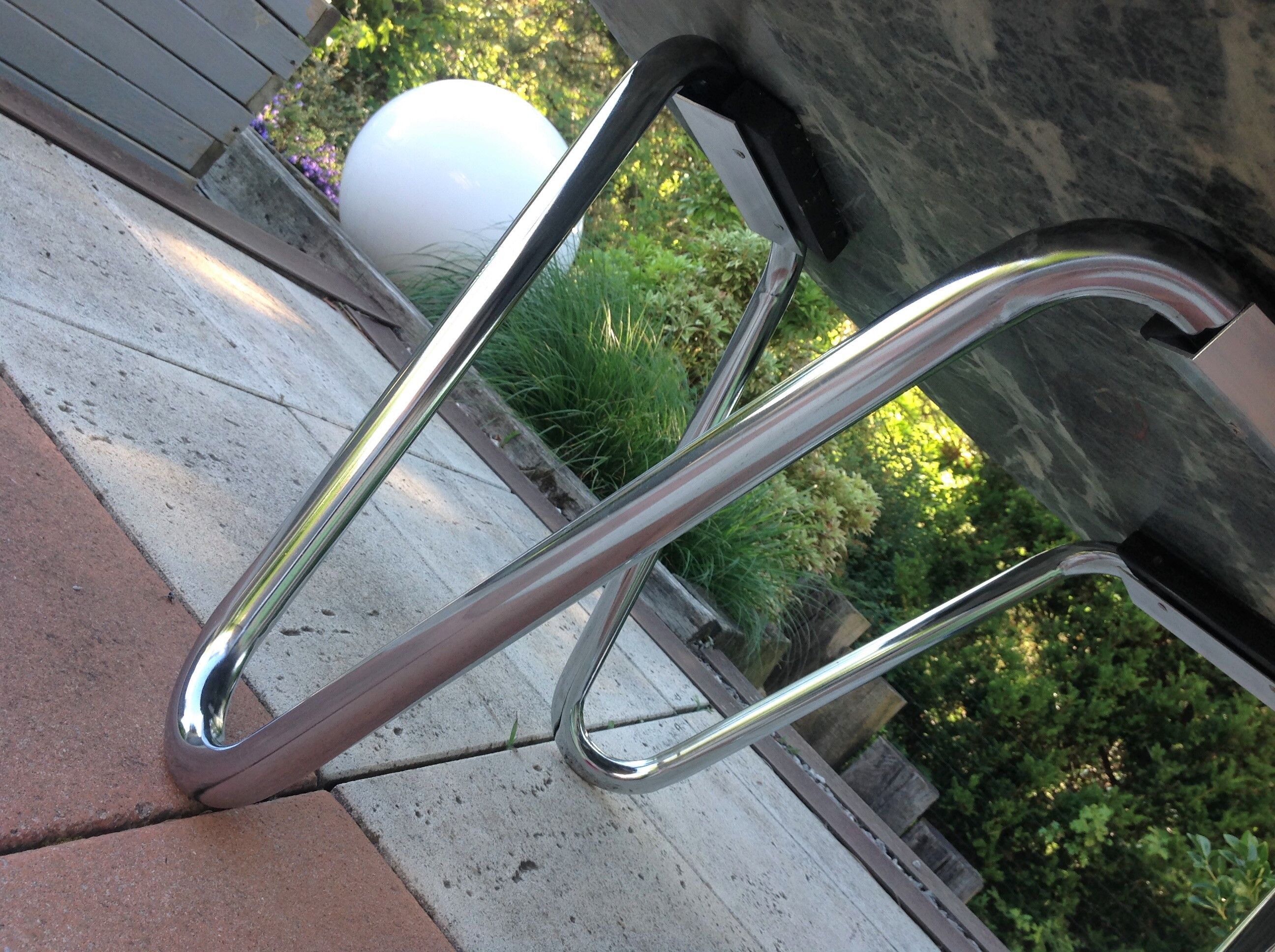 Round coffee table in green marble and chrome / vintage base 60s-70s