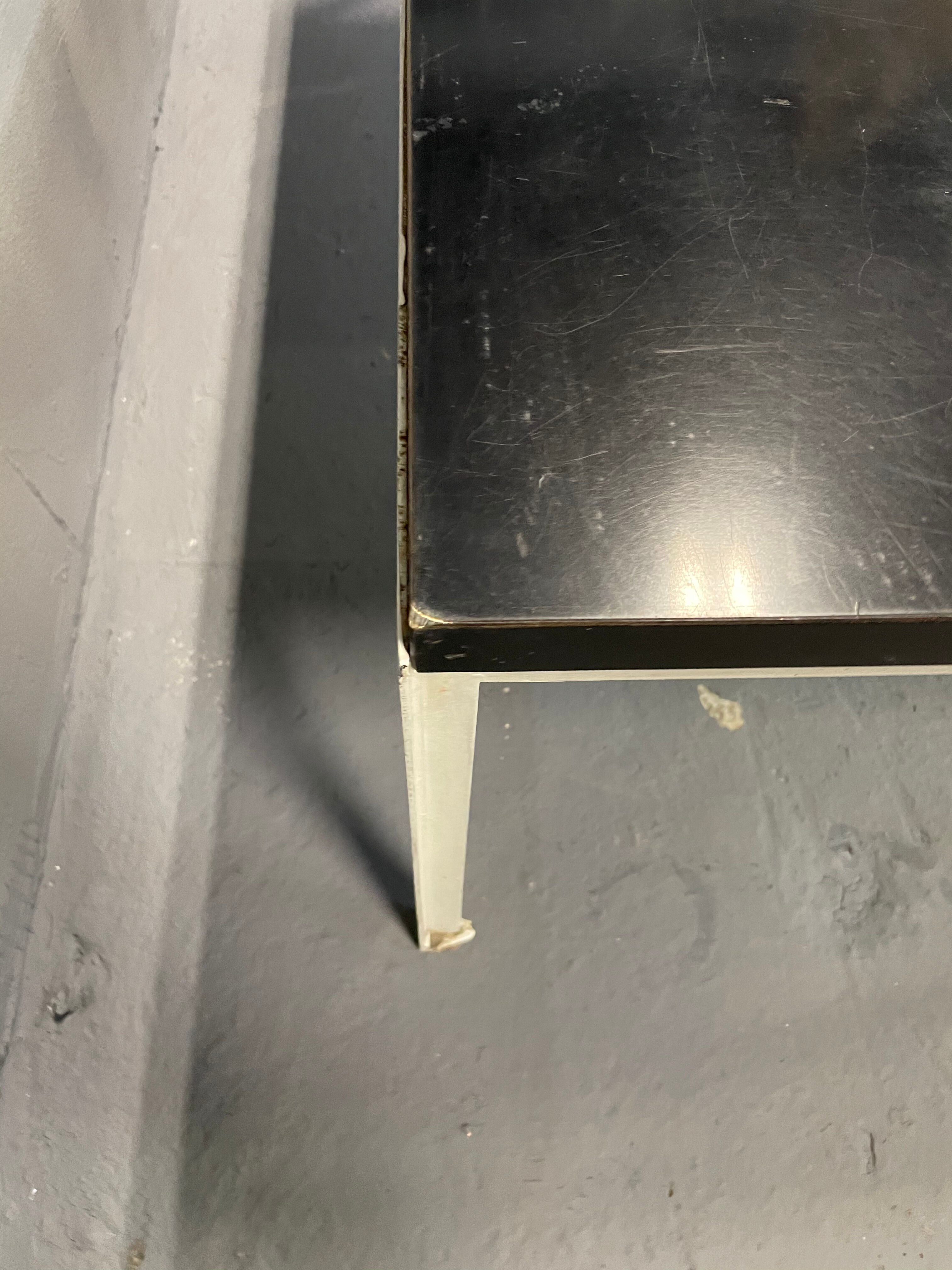 Modèle "T angle" coffee table by Florence Knoll Basset