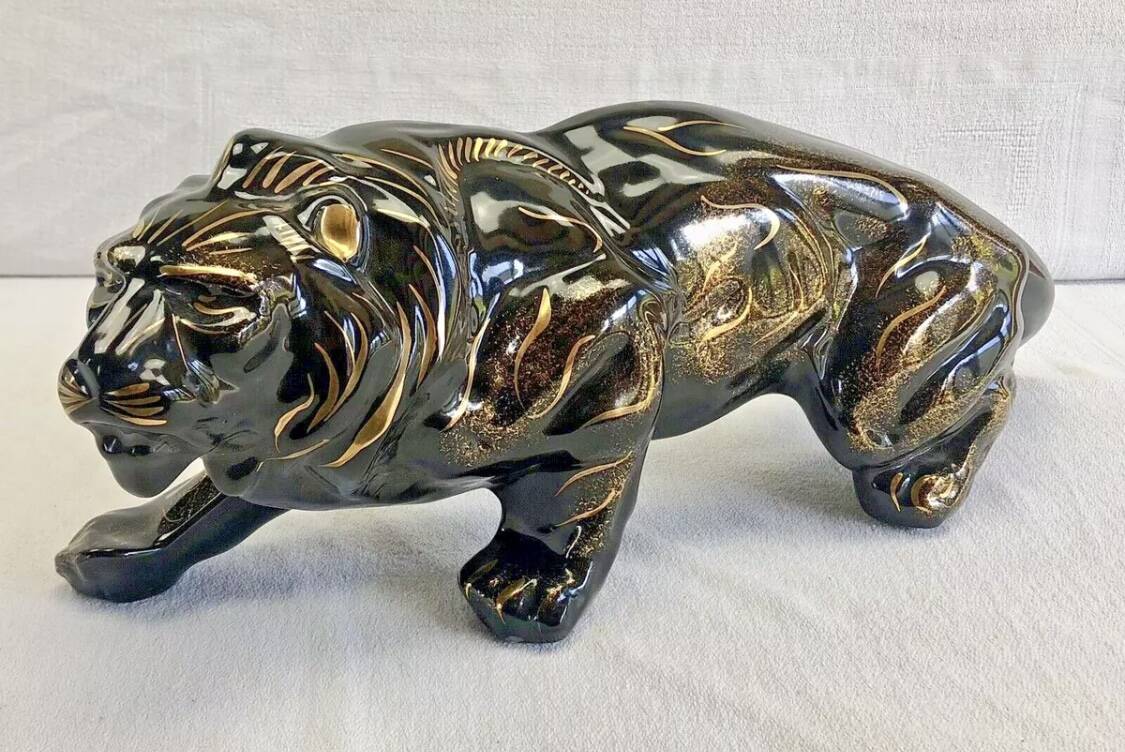 Art Deco lion statue 1930 cracked Saint Clément