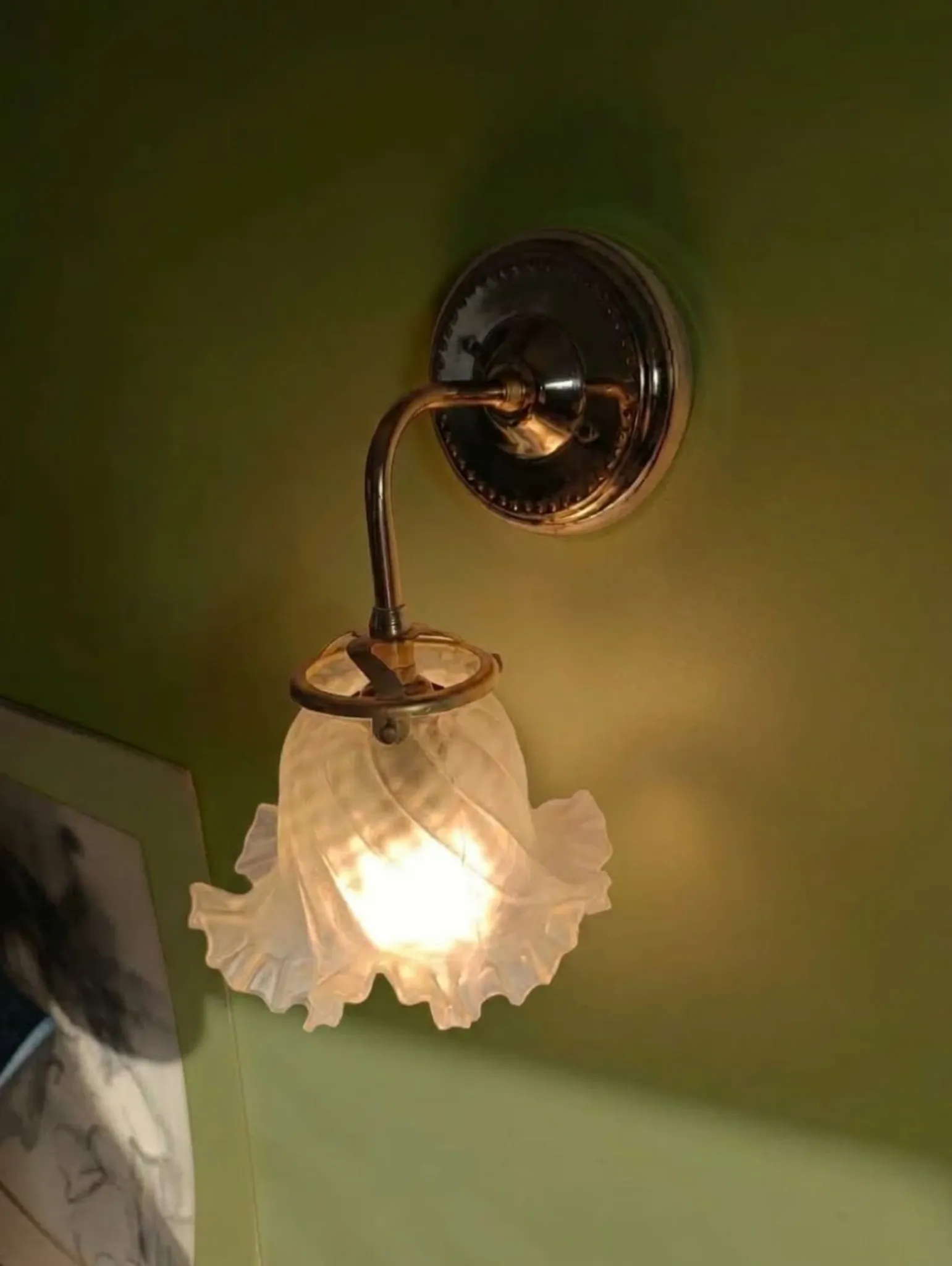 Chic retro wall light in gold brass & pink glass tulip