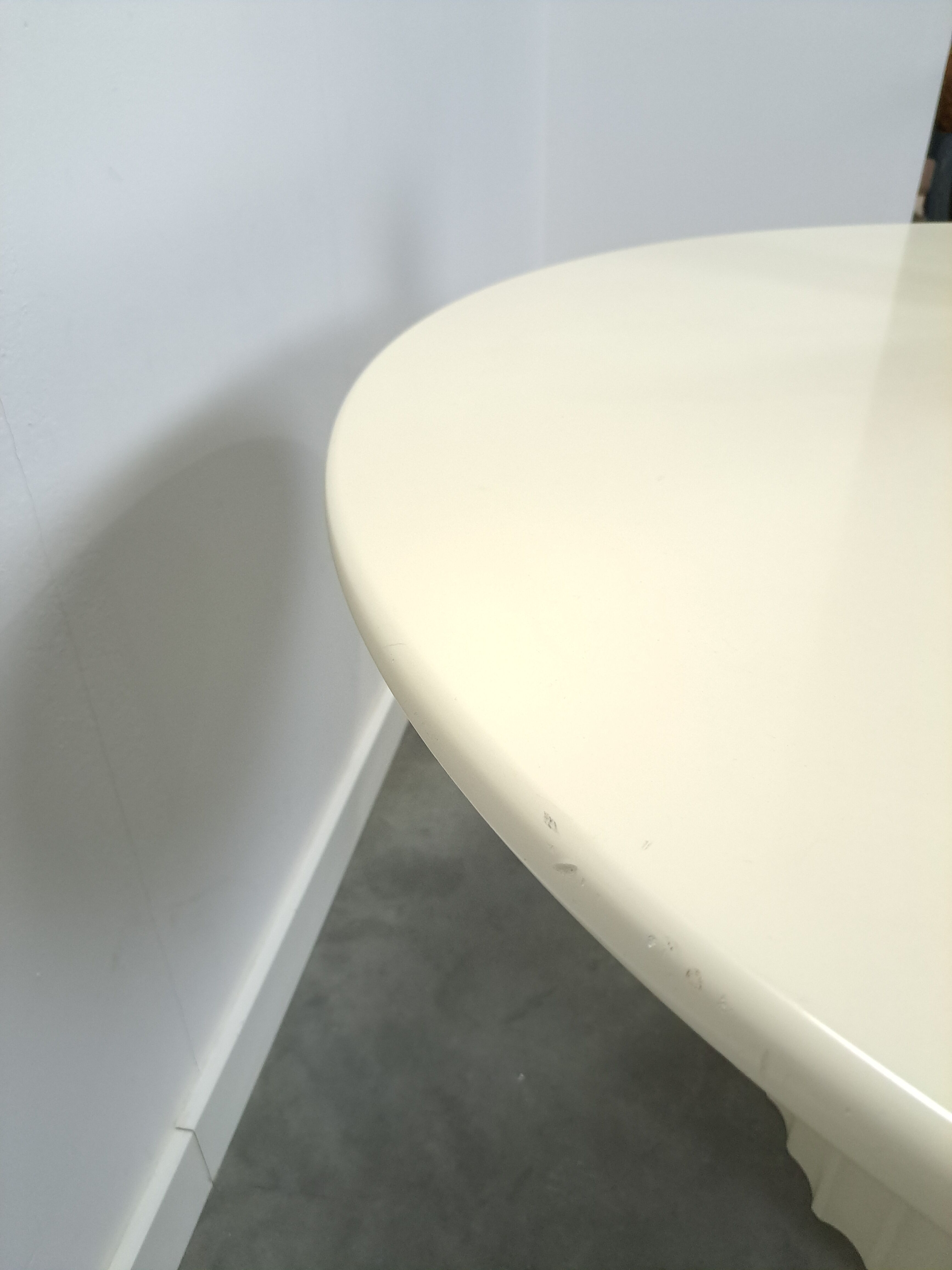 Ronde creme eettafel met geribbelde poot