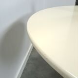 Ronde creme eettafel met geribbelde poot