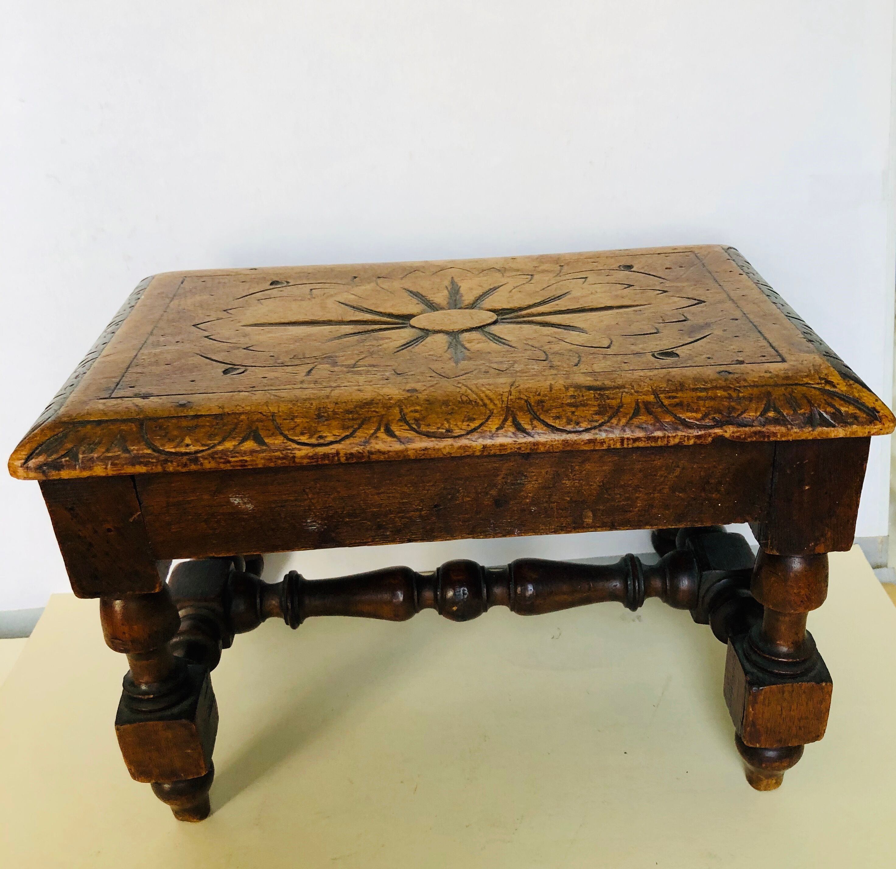 Rests old wooden feet