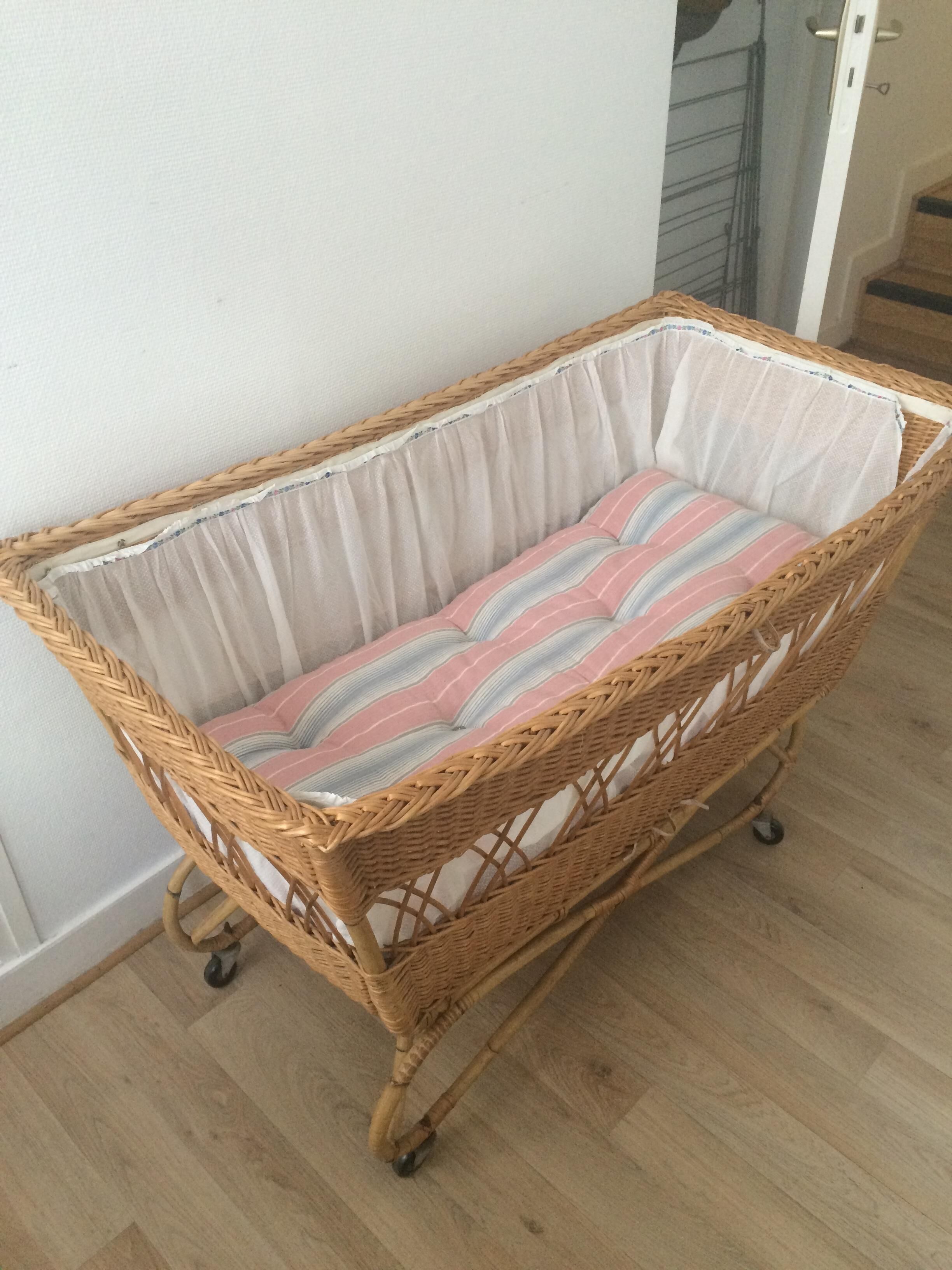 Berceau Lit Bebe Rotin Osier Vintage A Roulettes Selency