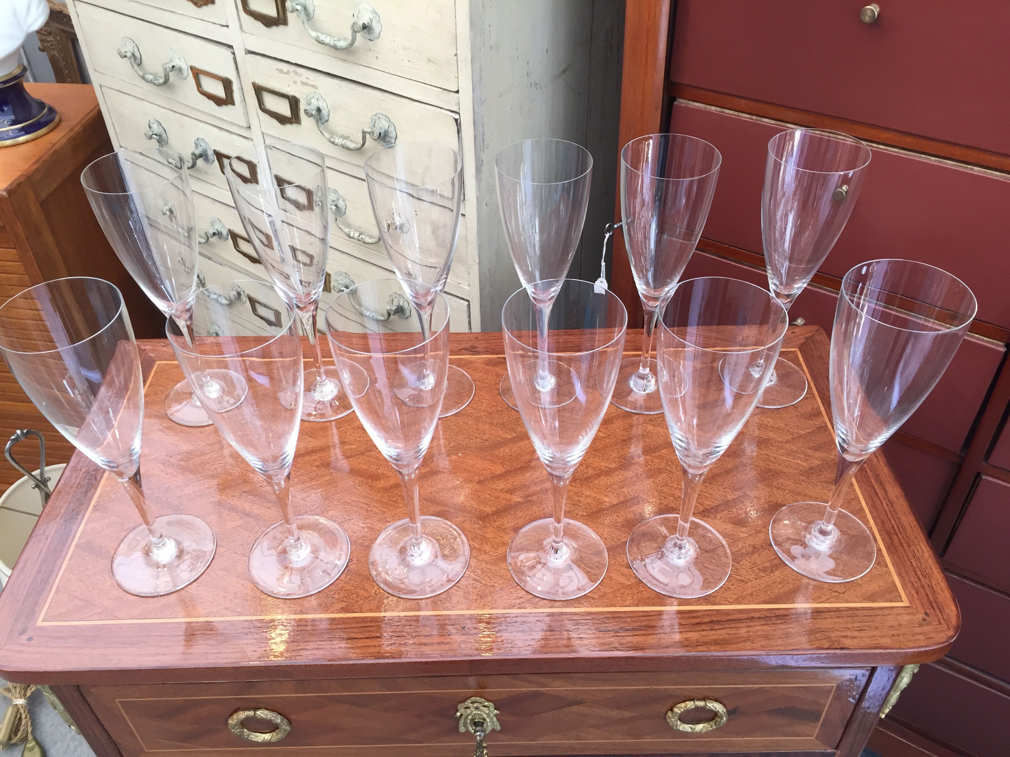 Service of 12 Baccarat champagne flutes.