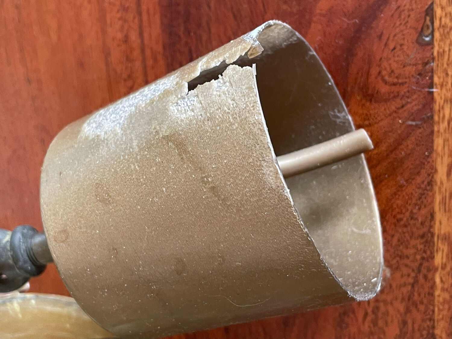 Mother-of-pearl and brass suspension