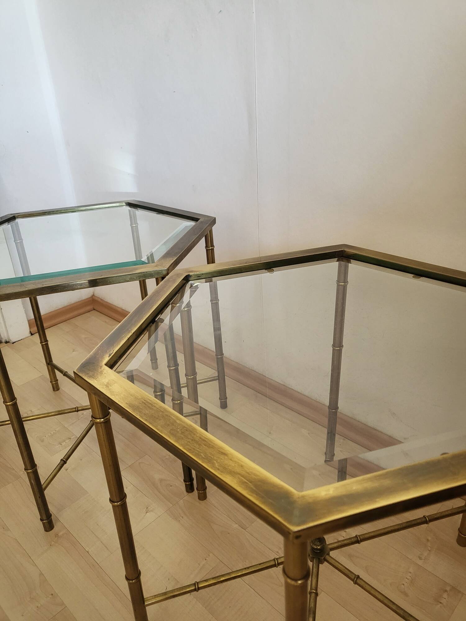 Paire de tables basses en faux bambou dans le goût de Bagues ca.1960.