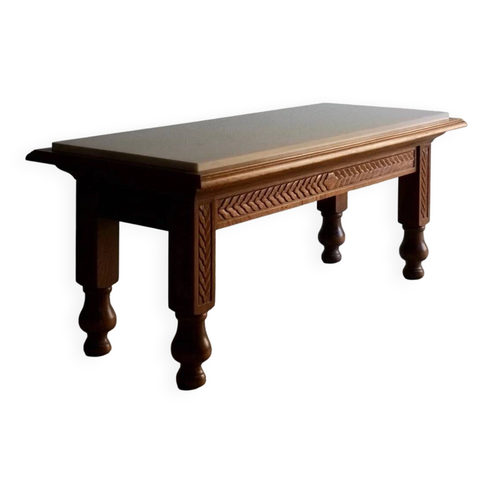 Table basse en chêne sculpté et marbre blanc