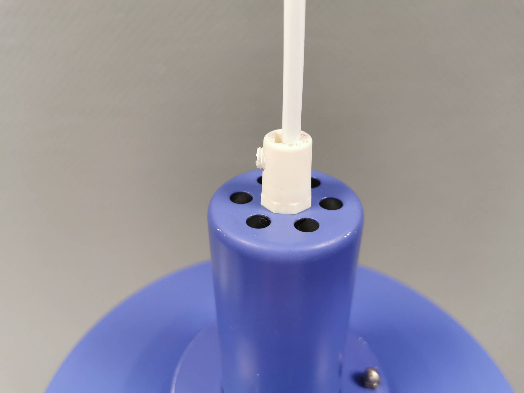 Une lampe suspendue minimaliste bleue de Lyfa Danemark des années 1980.