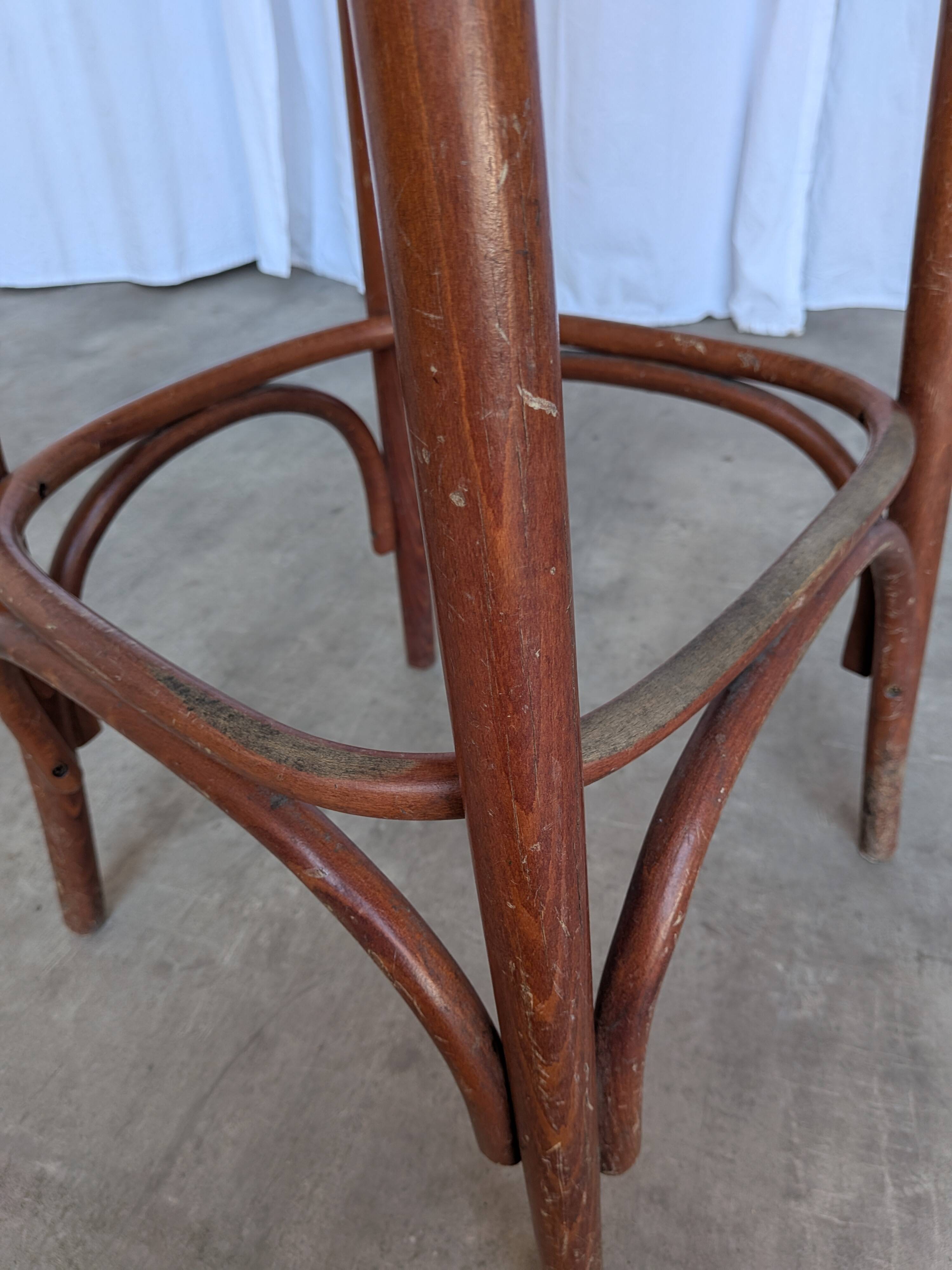Fauteuil de bar de style Thonet Irish Pub / Siège en simili cuir rouge, milieu du siècle