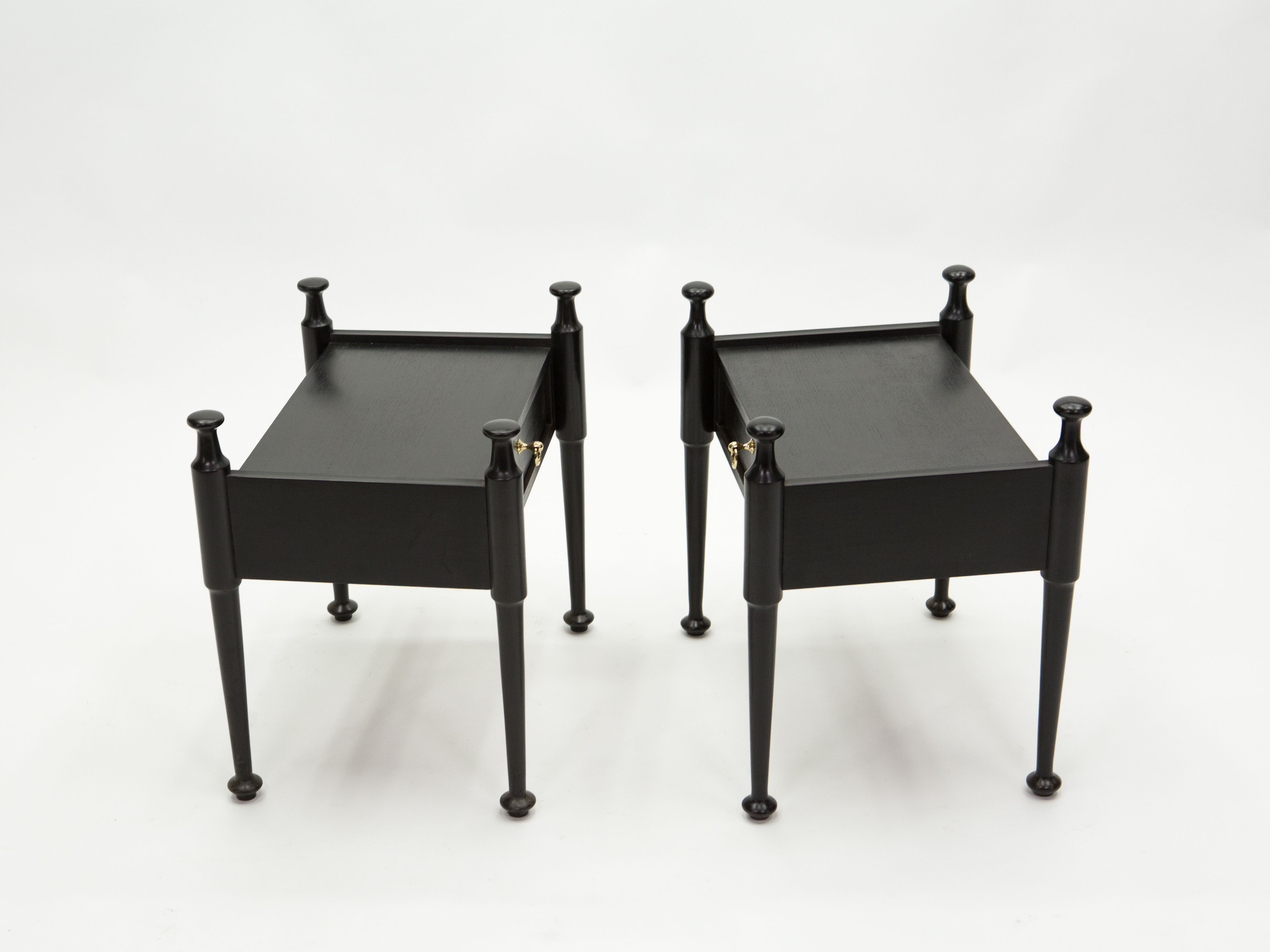 Paire de chevets en chêne teinté noir et laiton vers 1970