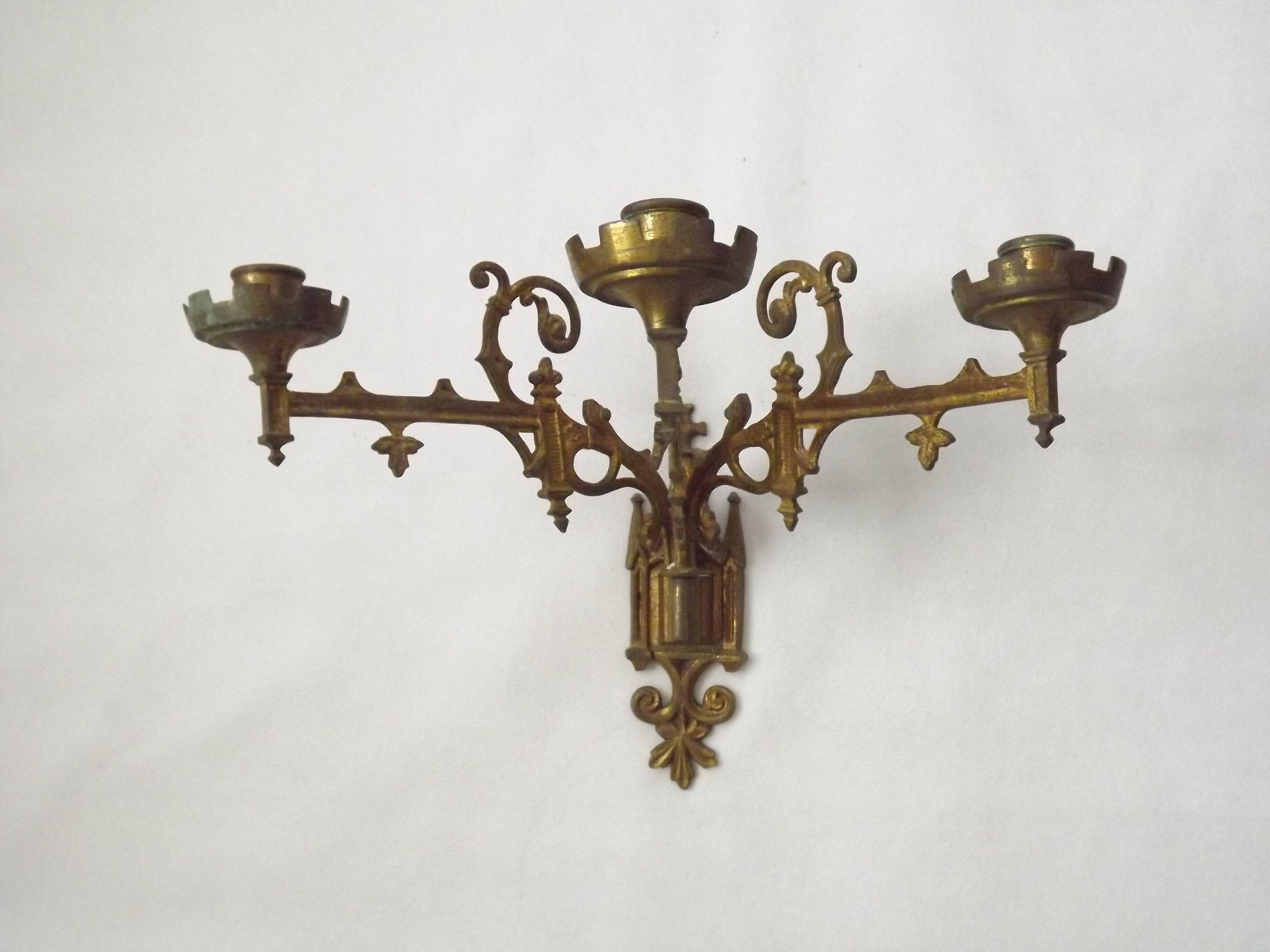 Ensemble élégant de trois appliques murales en bronze doré de style gothique français.