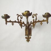 Ensemble élégant de trois appliques murales en bronze doré de style gothique français.