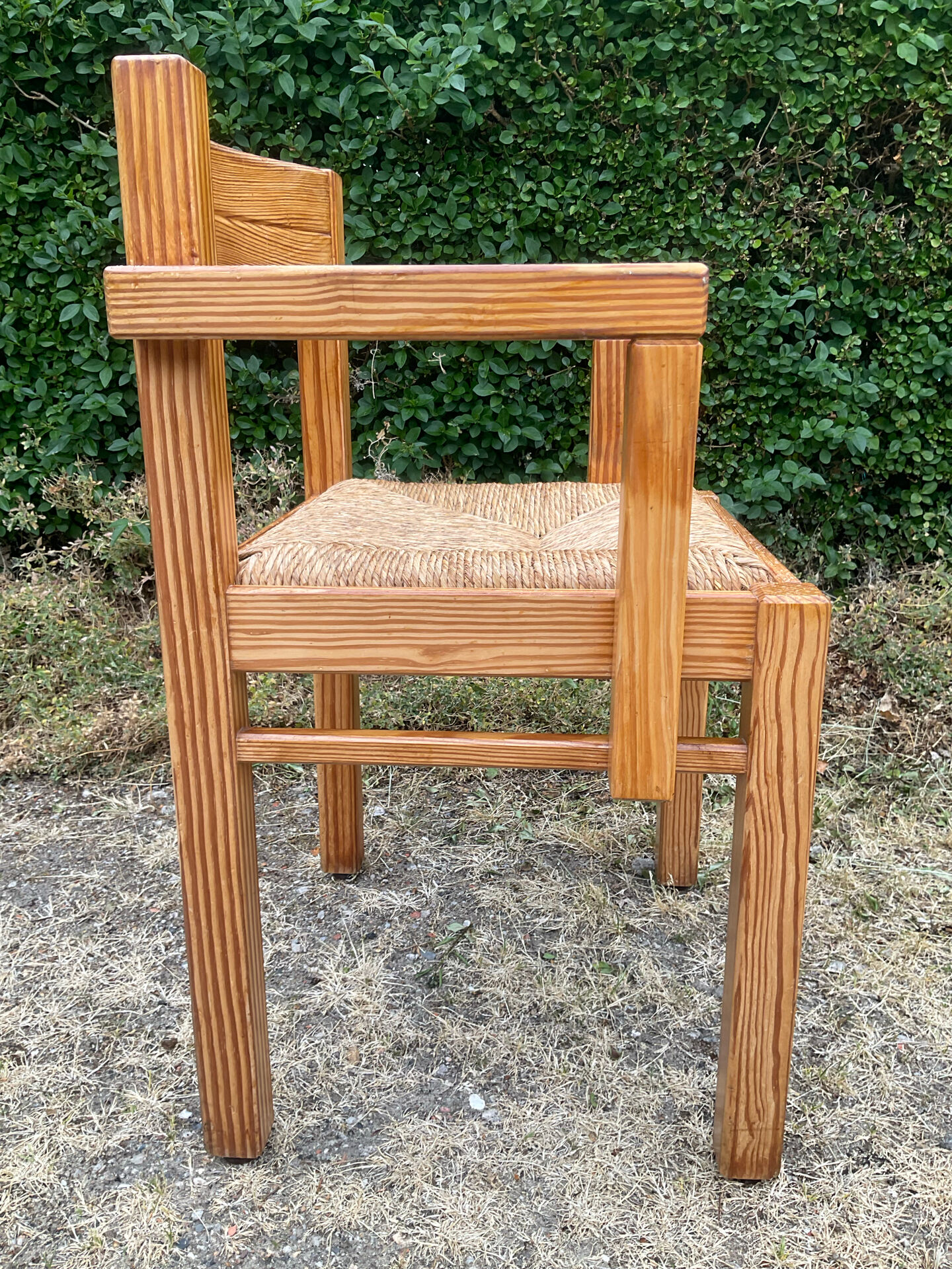 Brutalist chair in solid pine with a straw seat from the 1970s.