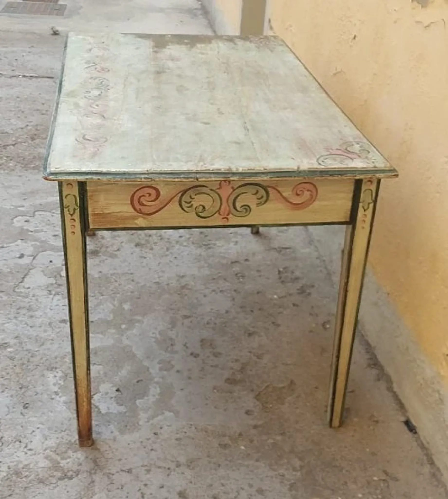 Lacquered wooden writing table, lacquered and painted, 18th century. Tuscan.