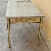 Lacquered wooden writing table, lacquered and painted, 18th century. Tuscan.