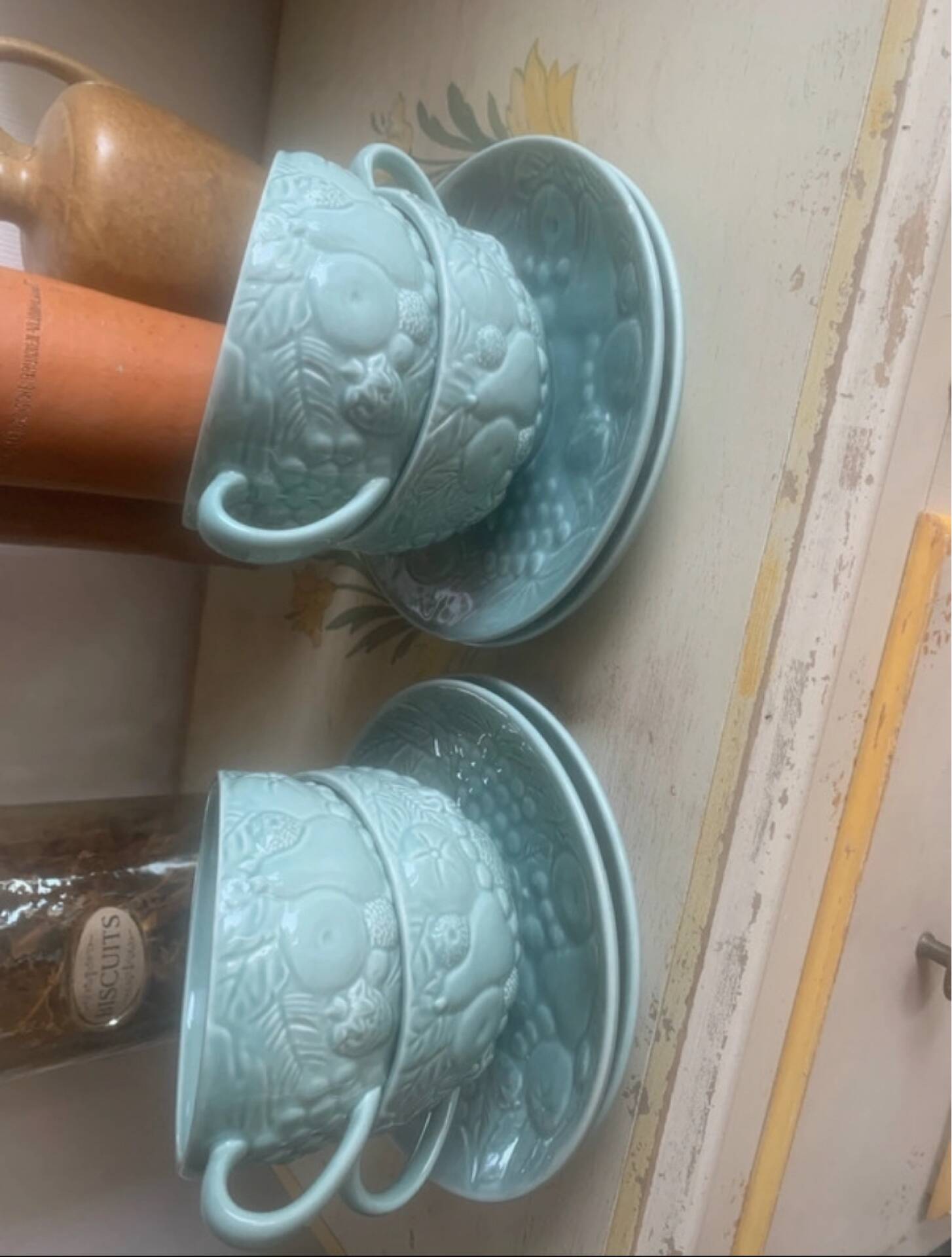 Set of 4 soup / consommé cups and saucers in ceramic.