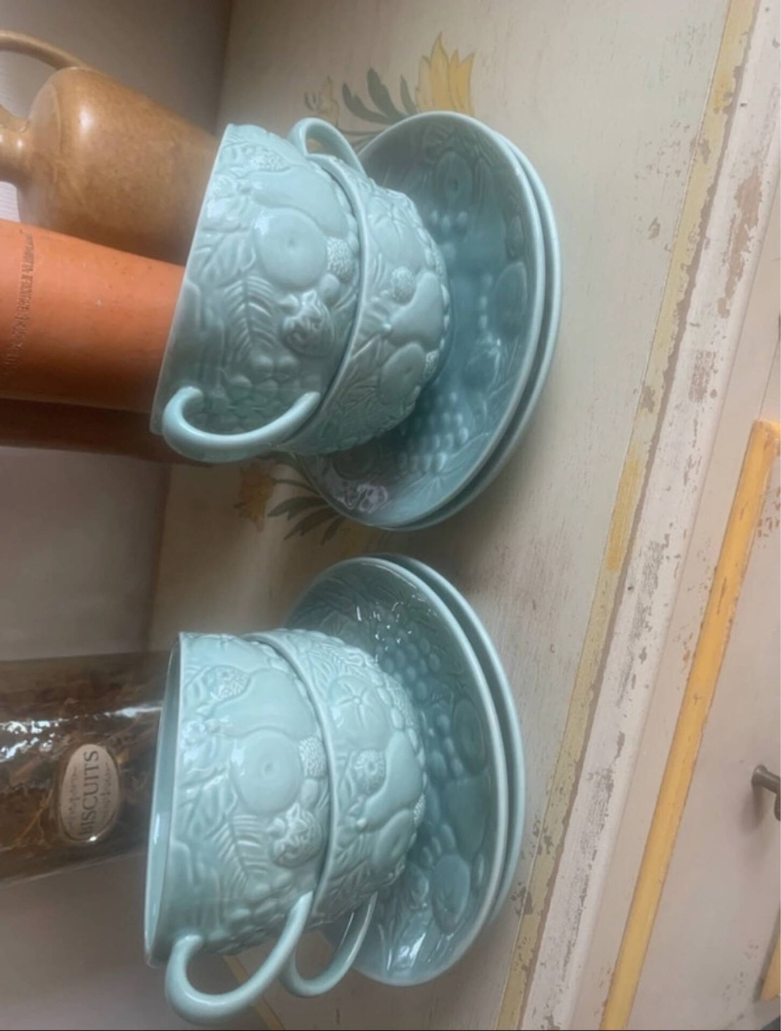 Set of 4 soup / consommé cups and saucers in ceramic.