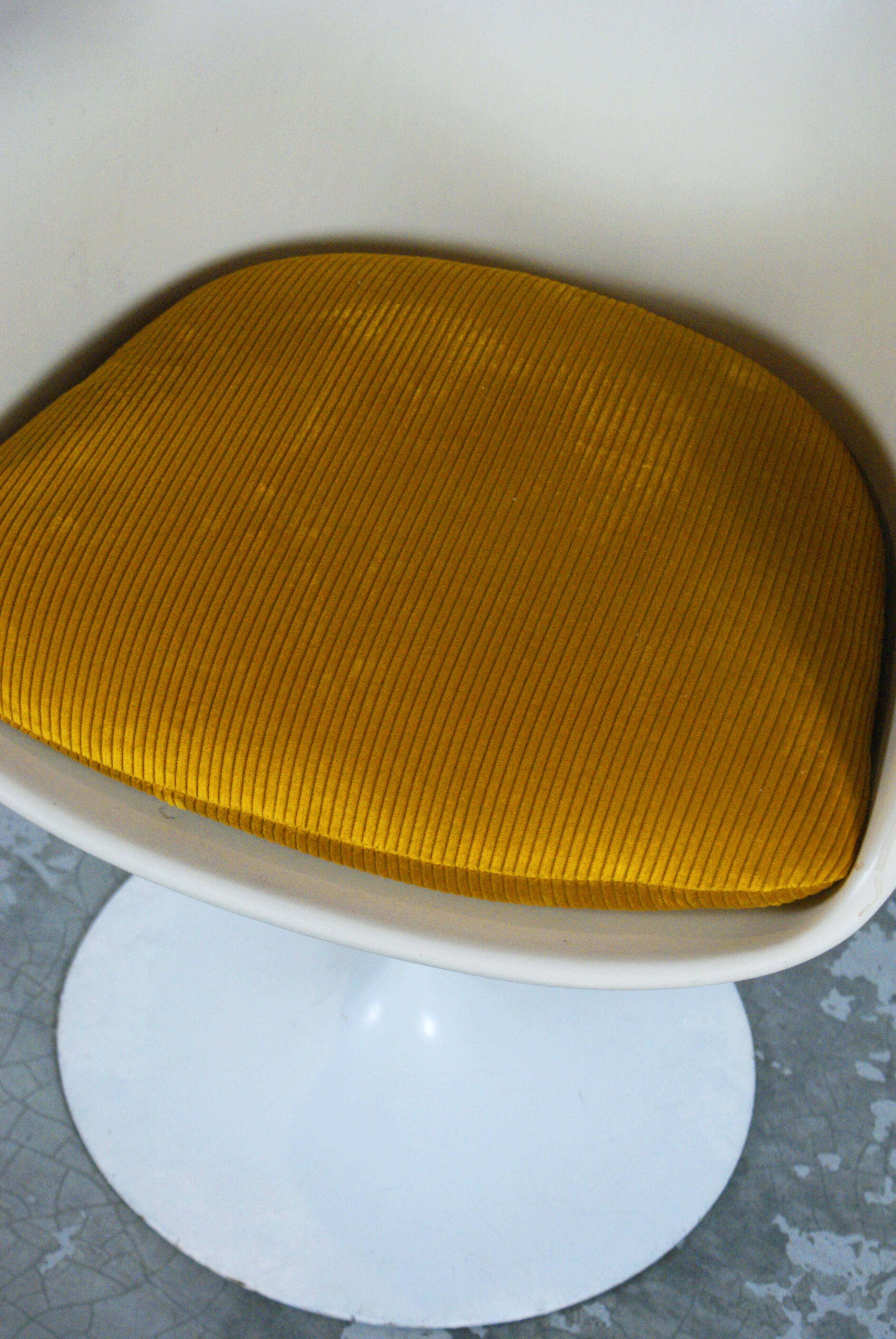 Tulip armchair by Eero Saarinen for Knoll International