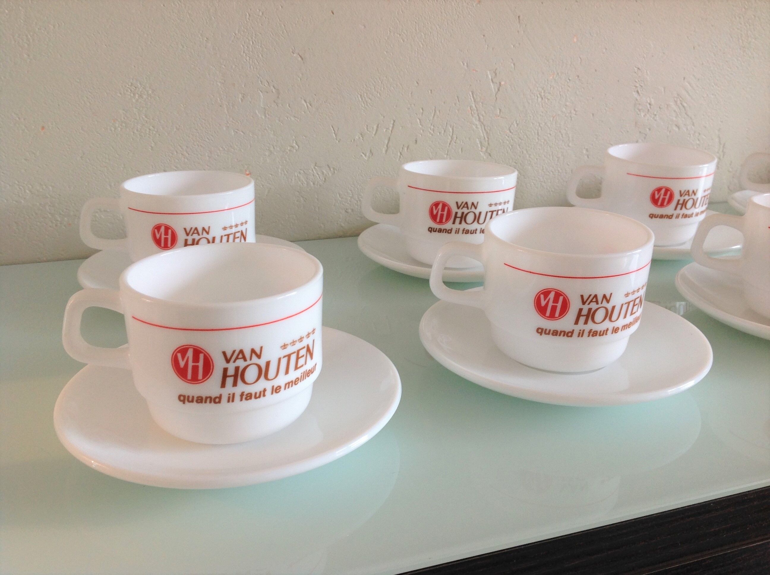 Suite de huit tasses à chocolat Van Houten en Arcopal / vintage années 70