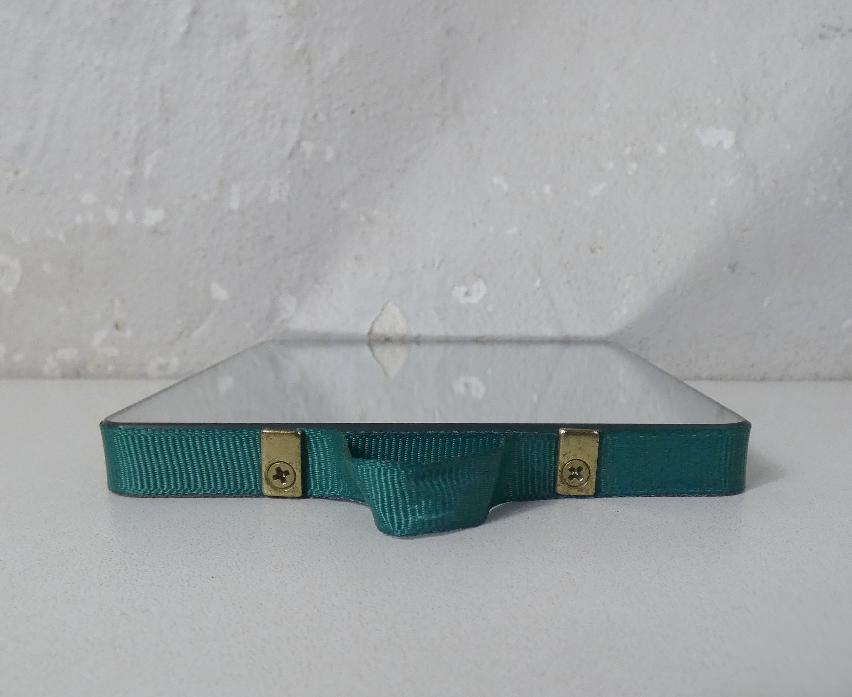 Miroir ruban vert design scandinave Inga Sempé pour Hay