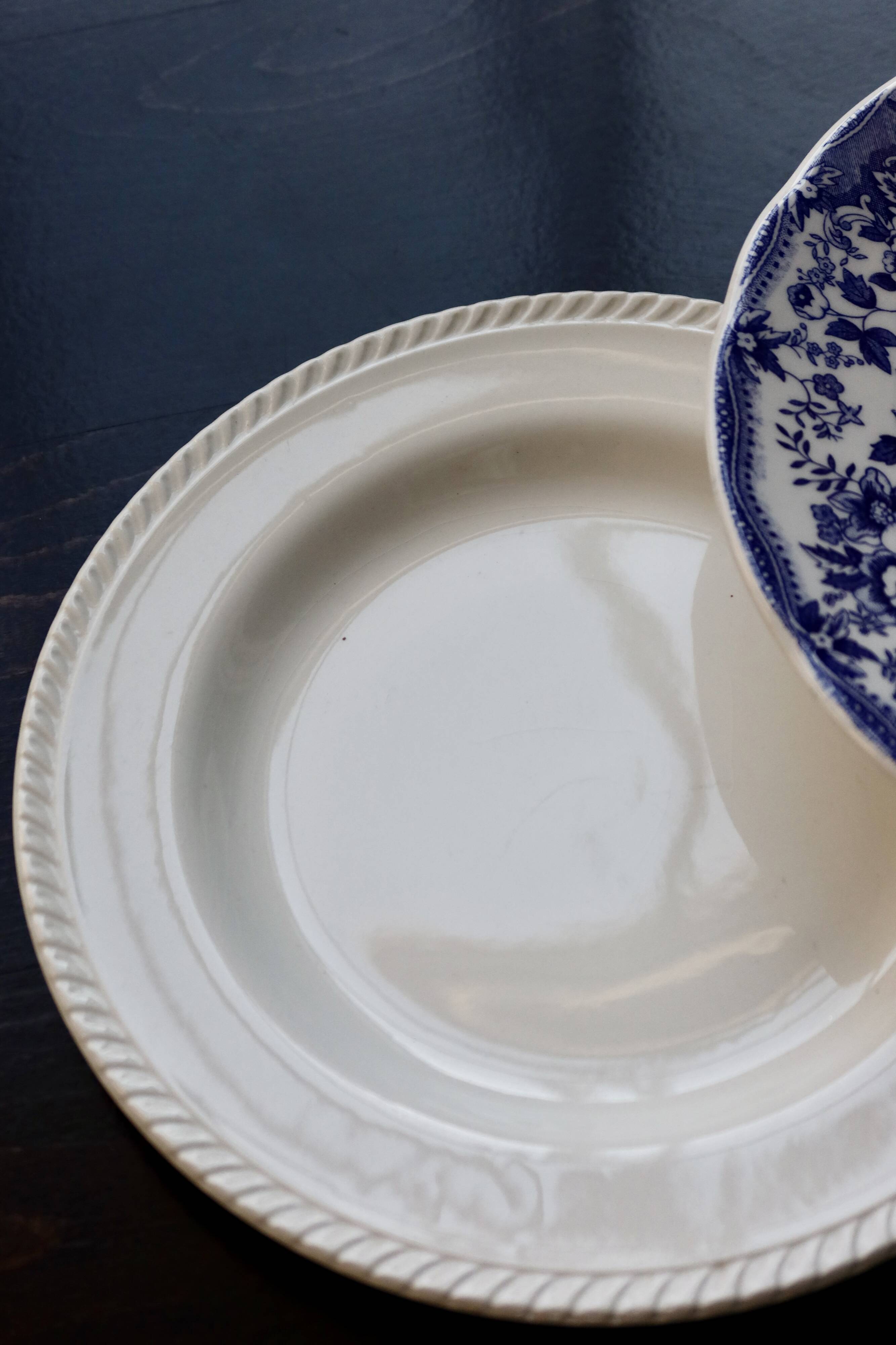 4 mismatched vintage flat plates in blue and white earthenware - Bristol Lot