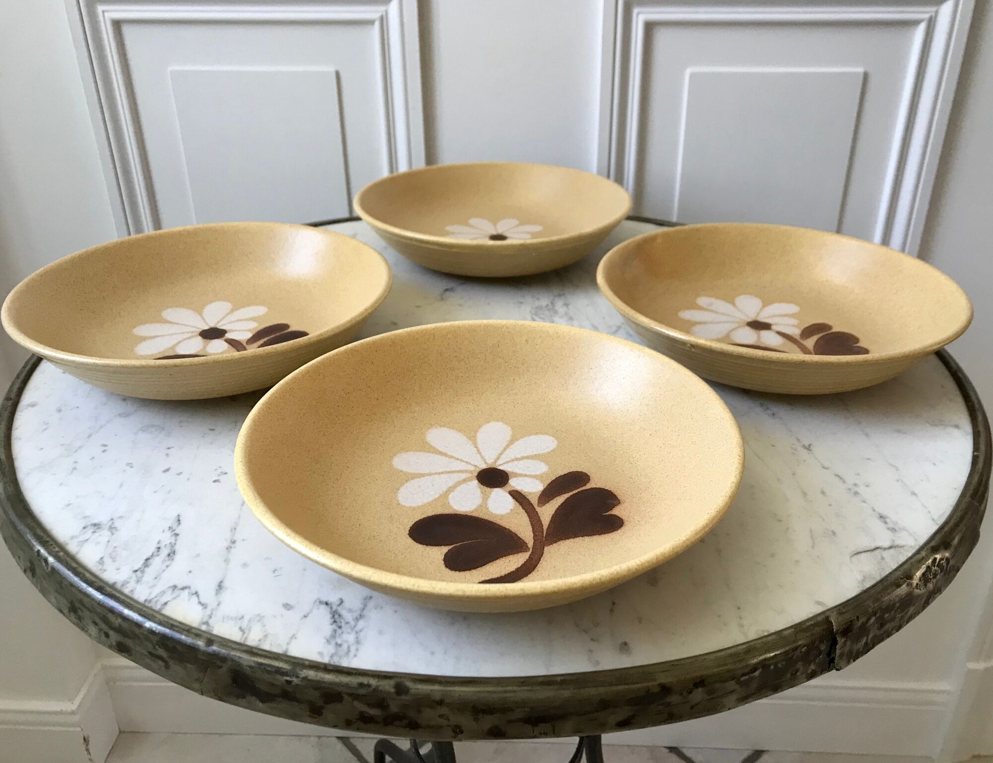 Set of 4 hollow plates in sandstone flowers painted 70s