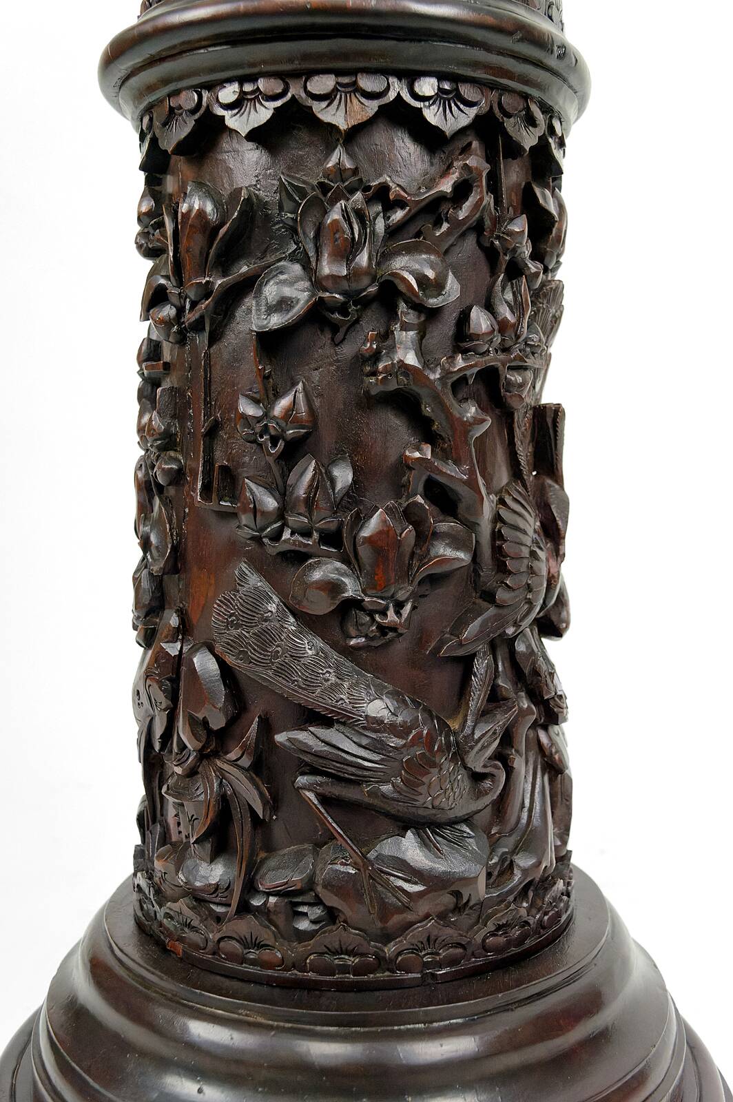 Important high Asian column / saddle in carved wood, circa 1880, Indochina