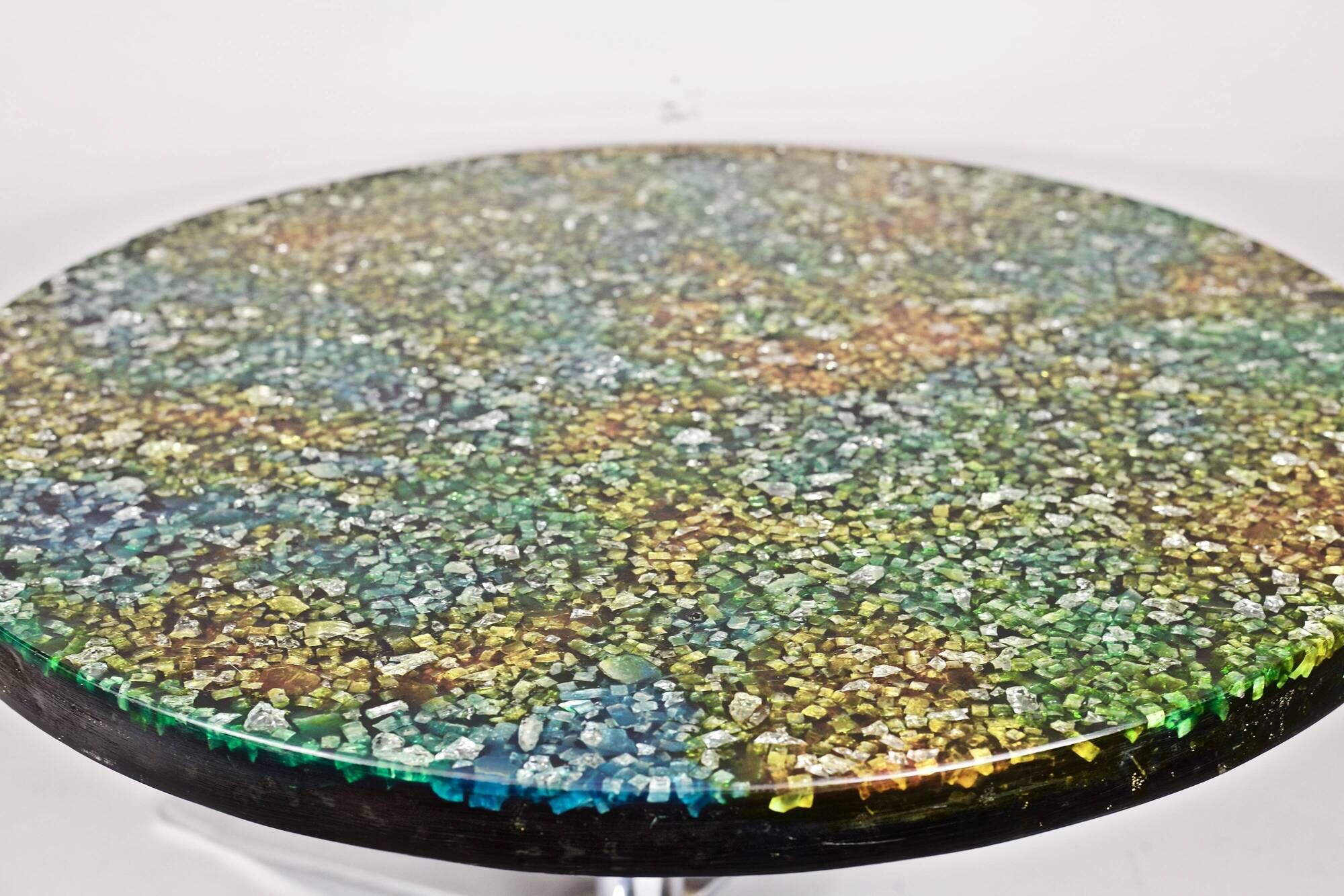 Table low round of Pierre Giraudon resin with inclusions of glass 60 years