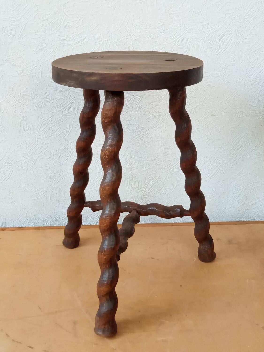 Tripod stool spiral feet