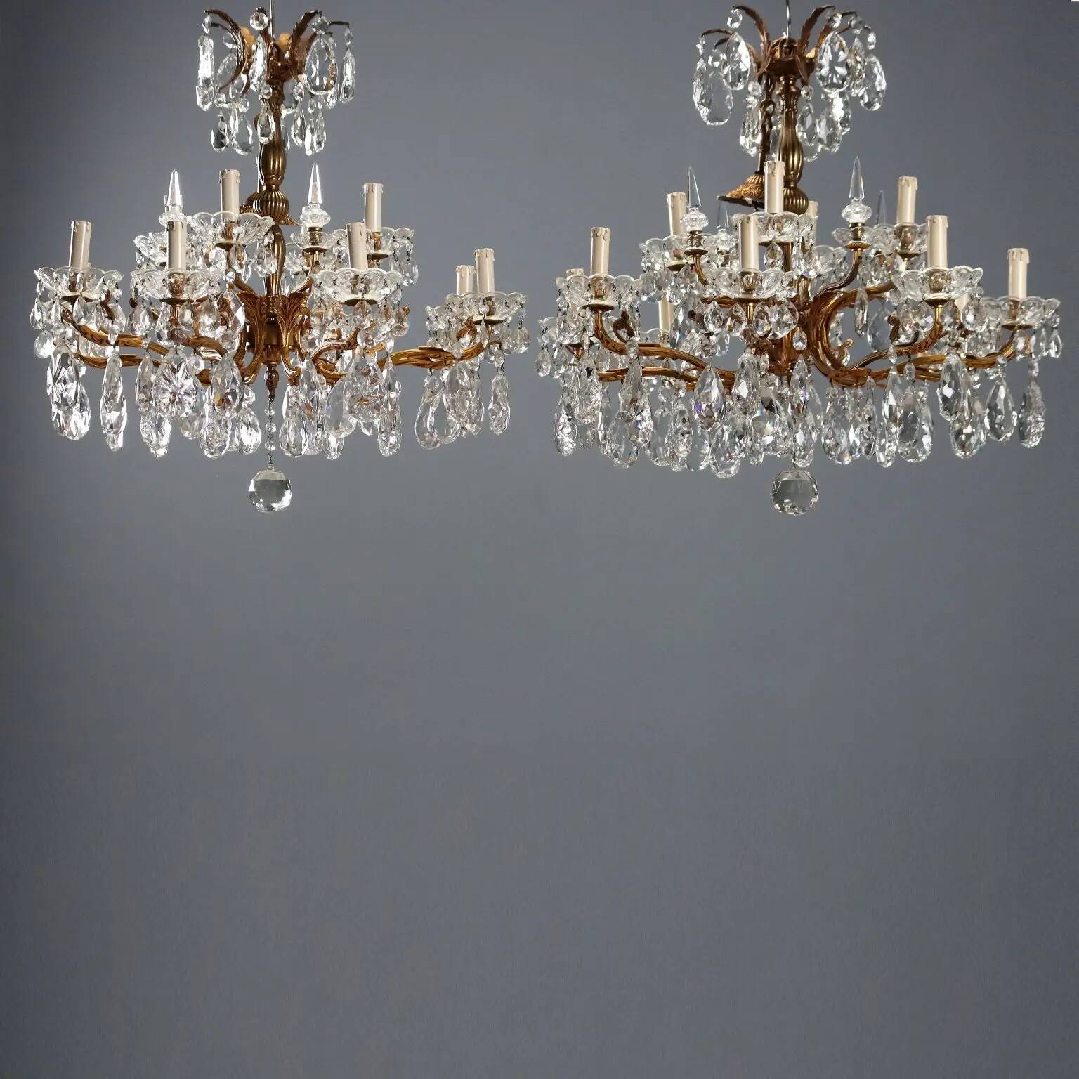 Paire de lustres anciens en bronze doré et verre, 12 lumières, XXe siècle