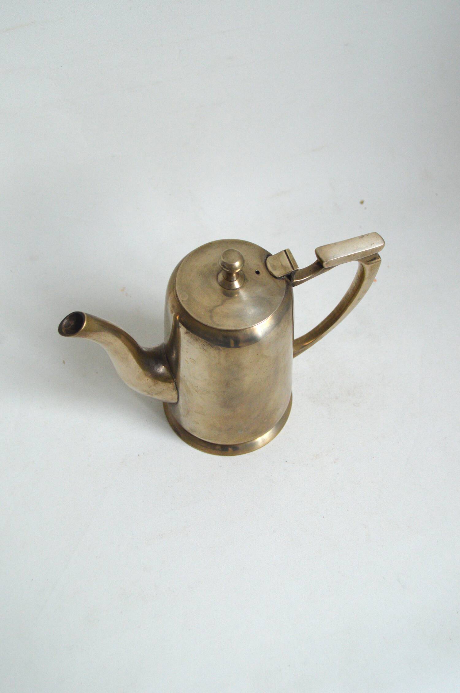 Ancienne théière en laiton