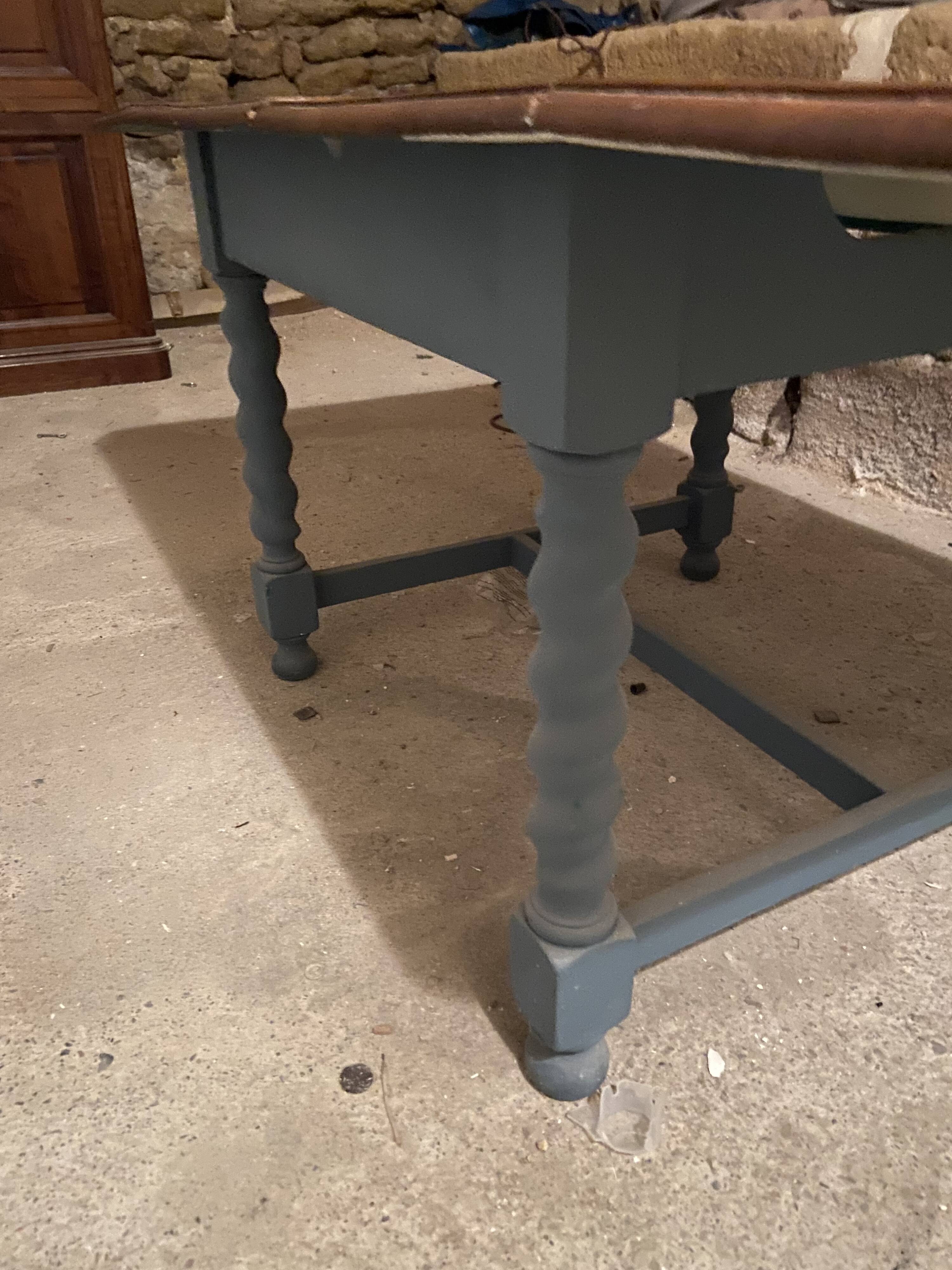 Farm table with twisted legs and 2 drop leaves.